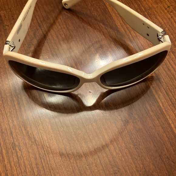 COACH WHITE ARABELLA SUNGLASSES. EXCELLENT CONDITION. WHITE EMBOSSED CASE. EUC - Picture 14 of 15